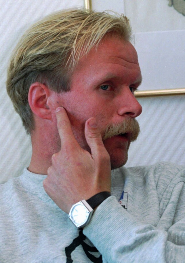 STERKE INNTRYKK: Det ble gjort forberedelser til å henrette Frode Anmarkrud hvis politiet ikke holdt sin del av avtalen. Han peker her på punktet hvor han hadde en pistol rettet mot seg. Anmarkrud ble etter hendelsen på Torp hyllet som en helt. Det mener han selv har vært ufortjent. Foto: Terje Bendiksby / NTB Scanpix STERKE INNTRYKK: Det ble gjort forberedelser til å henrette Frode Anmarkrud hvis politiet ikke holdt sin del av avtalen. Han peker her på punktet hvor han hadde en pistol rettet mot seg. Anmarkrud ble etter hendelsen på Torp hyllet som en helt. Det mener han selv har vært ufortjent. Foto: Terje Bendiksby / NTB Scanpix