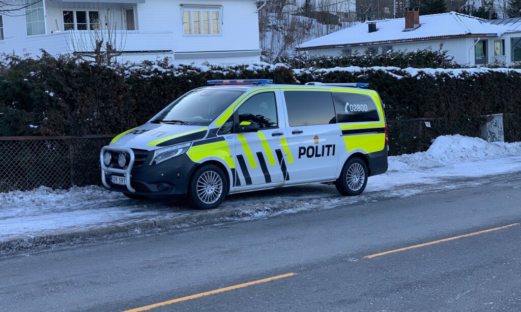 HOLDER VAKT: Politiet holder vakt utenfor Waras bolig, noe som også har blitt gjort tidligere i forbindelse med en rekke hendelser de siste månedene. Foto: Bjørn Carlsen HOLDER VAKT: Politiet holder vakt utenfor Waras bolig, noe som også har blitt gjort tidligere i forbindelse med en rekke hendelser de siste månedene. Foto: Bjørn Carlsen