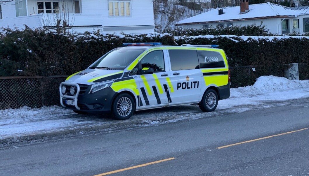 <strong>Holdt vakt:</strong> Politiet holdt vakt utenfor Waras bolig etter bilbrannen natt til søndag. Foto: Bjørn Carlsen / Dagbladet <strong>Holdt vakt:</strong> Politiet holdt vakt utenfor Waras bolig etter bilbrannen natt til søndag. Foto: Bjørn Carlsen / Dagbladet