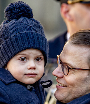TRYGG HOS PAPPA: Lille Oscar koste seg mest på pappas arm. Foto: NTB Scanpix TRYGG HOS PAPPA: Lille Oscar koste seg mest på pappas arm. Foto: NTB Scanpix
