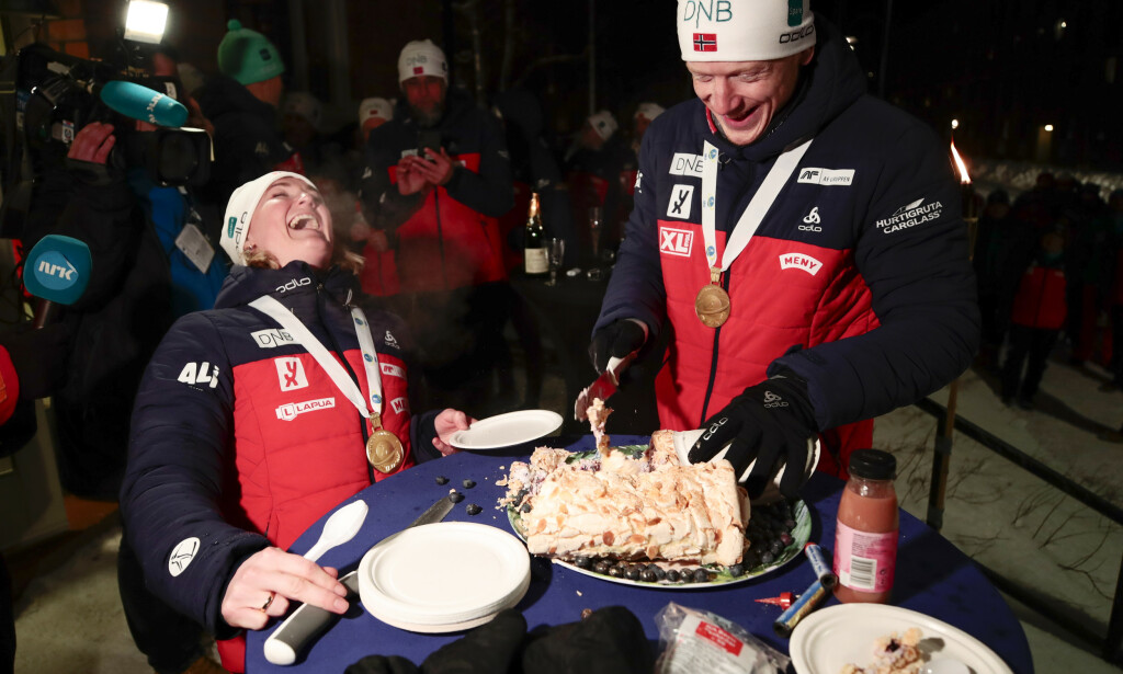 FEIRET MED KAKE: Gullvinnere Johannes Thingnes Bø og Marte Olsbu Røiseland under kakefeiringen i forbindelse med singel mixed stafett i VM Skiskyting 2019 i Östersund. Foto: Lise Åserud / NTB Scanpix FEIRET MED KAKE: Gullvinnere Johannes Thingnes Bø og Marte Olsbu Røiseland under kakefeiringen i forbindelse med singel mixed stafett i VM Skiskyting 2019 i Östersund. Foto: Lise Åserud / NTB Scanpix