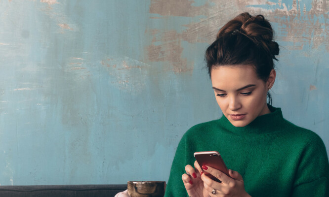 SOSIAL ANGST: Det kan være spesielt vanskelig for personer med sosial angst å ta samtaler over telefonen. FOTO: NTB Scanpix SOSIAL ANGST: Det kan være spesielt vanskelig for personer med sosial angst å ta samtaler over telefonen. FOTO: NTB Scanpix
