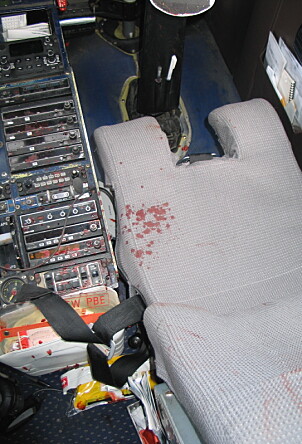 ØKSEANGREP: Blodspor inne i cockpit etter angrepet på pilotene. Foto: Kriminalteknisk Bodø Politistasjon / NTB Scanpix ØKSEANGREP: Blodspor inne i cockpit etter angrepet på pilotene. Foto: Kriminalteknisk Bodø Politistasjon / NTB Scanpix