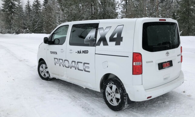 TO CM HØYERE: Med firehjulsdrift kommer også to cm høyere bakkeklaring. Trolig for å få plass til diffen, under bakenden på bilen. Foto: Rune M. Nesheim TO CM HØYERE: Med firehjulsdrift kommer også to cm høyere bakkeklaring. Trolig for å få plass til diffen, under bakenden på bilen. Foto: Rune M. Nesheim