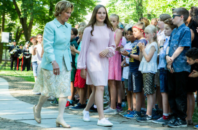 STILSIKKER: Da prinsesse Ingrid Alexandra og dronning Sonja avduket kunstverk i Prinsesse Ingrid Alexandras Skulpturpark i sommer, var 14-åringen også iført kjole fra Maje - og sko fra Superga! Foto: Erlend Dalhaug Daae / NTB scanpix STILSIKKER: Da prinsesse Ingrid Alexandra og dronning Sonja avduket kunstverk i Prinsesse Ingrid Alexandras Skulpturpark i sommer, var 14-åringen også iført kjole fra Maje - og sko fra Superga! Foto: Erlend Dalhaug Daae / NTB scanpix