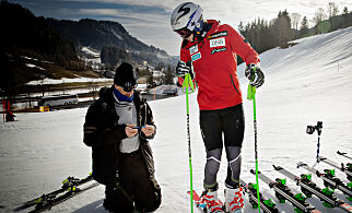 Østerrike 20190304 : Henrik Kristoffersen og faren Lars Kristoffersen trener i Reiteralm. Her fikser servicemannen Philipe Petitjean fra Rossignol skoene til Henrik. Foto: Bjørn Langsem / Dagbladet