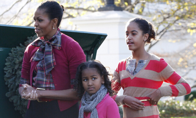 NYTT LIV: Sasha og Malia var henholdsvis sju og ti år gamle da de flyttet inn til Det hvite hus. Her avbildet med mamma Michelle samme år, i 2009. Foto: NTB Scanpix NYTT LIV: Sasha og Malia var henholdsvis sju og ti år gamle da de flyttet inn til Det hvite hus. Her avbildet med mamma Michelle samme år, i 2009. Foto: NTB Scanpix