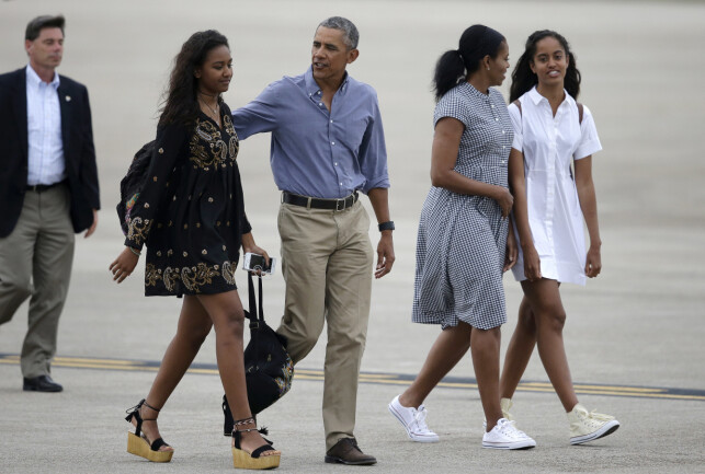 FAMILIE: Barack og Michelle Obama forsøkte å gi døtrene et så normalt liv som mulig mens de levde i Det hvite hus. Her er familien avbildet i 2016. Foto: NTB Scanpix FAMILIE: Barack og Michelle Obama forsøkte å gi døtrene et så normalt liv som mulig mens de levde i Det hvite hus. Her er familien avbildet i 2016. Foto: NTB Scanpix