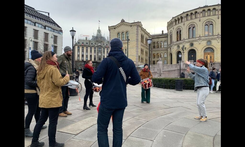 image: SE TV NÅ: Tusenvis av skolebarn ventes til klimademonstrasjon