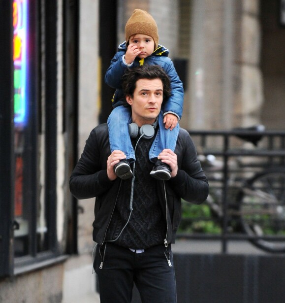 MED SØNNEN: Orlando Bloom med sønnen Flynn på skuldrene i New York høsten 2013. Foto: Broadimage/REX/ NTB scanpix MED SØNNEN: Orlando Bloom med sønnen Flynn på skuldrene i New York høsten 2013. Foto: Broadimage/REX/ NTB scanpix