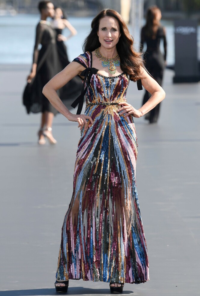 MODELL: I mer enn 30 år har Andie MacDowell vært blant L'Oréals frontfigurer. Her fra selskapets Paris-show i september 2018. Foto: NTB Scanpix MODELL: I mer enn 30 år har Andie MacDowell vært blant L'Oréals frontfigurer. Her fra selskapets Paris-show i september 2018. Foto: NTB Scanpix