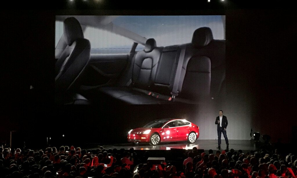 HOLDES INFORMERT: Teslas toppsjef Elon Musk er allerede informert om rekorden, som var et faktum i går ettermiddag. På bildet fra juli 2017 introduserer han en av de første Tesla Model 3 som ble ferdigstilt. Foto: NTB Scanpix/Reuters/Alexandria Sage HOLDES INFORMERT: Teslas toppsjef Elon Musk er allerede informert om rekorden, som var et faktum i går ettermiddag. På bildet fra juli 2017 introduserer han en av de første Tesla Model 3 som ble ferdigstilt. Foto: NTB Scanpix/Reuters/Alexandria Sage