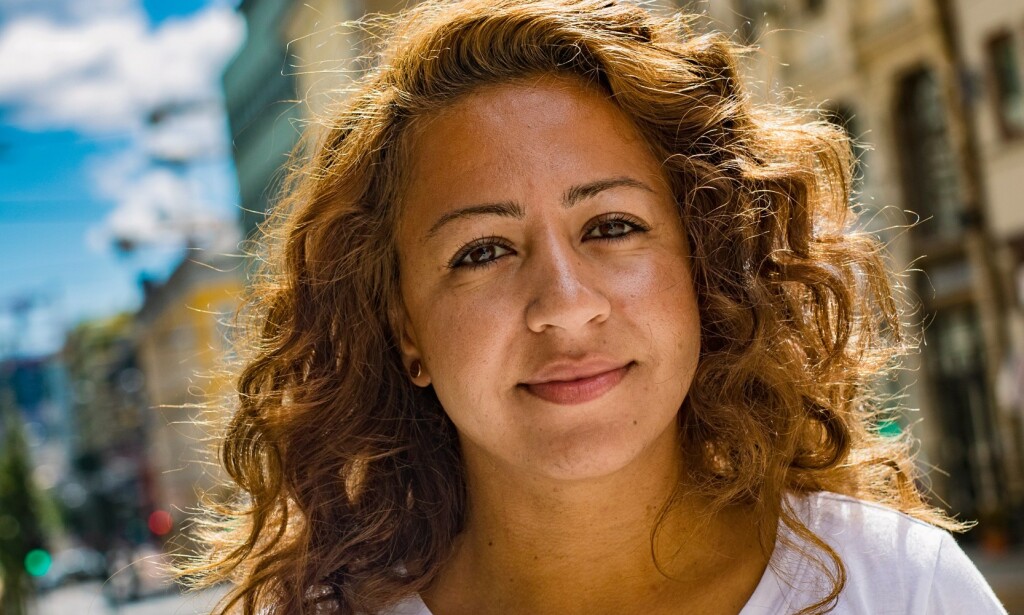 BLE SITTENDE: Stående applaus fra et hvitt majoritetssamfunn er ikke en tilgivelse på vegne av de av oss som har blitt utsatt for rasistisk vold, skriver artikkelforfatteren. Foto: Privat