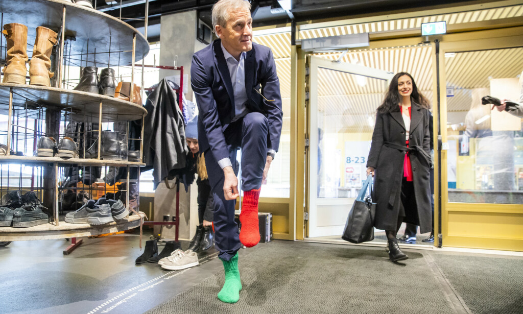 DET NYE AP: Leder Jonas Gahr Støre ikler seg sine røde og grønne raggsokker når han og nestleder Hadia Tajik ankommer Arbeiderpartiets pressekonferanse på Biblo Tøyen tidligere i uka - der det er skoforbud. Foto: Håkon Mosvold Larsen / NTB scanpix