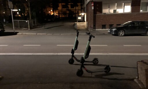 KAOS: Undertegnede tok dette bildet av to Tier-sparkesykler midt på fortauet utenfor egen bolig i Oslo klokka 00.32 natt til mandag. Foto: Trym Mogen / Dagbladet KAOS: Undertegnede tok dette bildet av to Tier-sparkesykler midt på fortauet utenfor egen bolig i Oslo klokka 00.32 natt til mandag. Foto: Trym Mogen / Dagbladet