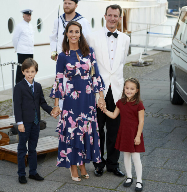 FLYTTER: Sammen med kona prinsesse Maria og deres to barn Henrik og Athena flytter prins Joachim til Frankrike til høsten. Foto: NTB Scanpix FLYTTER: Sammen med kona prinsesse Maria og deres to barn Henrik og Athena flytter prins Joachim til Frankrike til høsten. Foto: NTB Scanpix