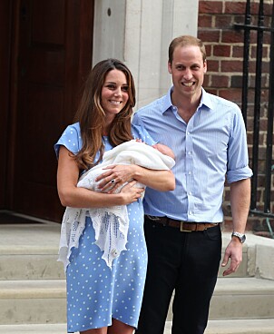 <strong>FØRSTE GANG:</strong> Da prins George kom til verden i 2013 viste Kate og William han stolt frem på trappen. Foto: NTB Scnapix <strong>FØRSTE GANG:</strong> Da prins George kom til verden i 2013 viste Kate og William han stolt frem på trappen. Foto: NTB Scnapix
