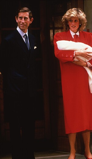 <strong>VISTE FREM SØNNEN:</strong> Prins Charles og prinsesse Diana med prins Harry i 1984. Foto: NTB Scanpix <strong>VISTE FREM SØNNEN:</strong> Prins Charles og prinsesse Diana med prins Harry i 1984. Foto: NTB Scanpix