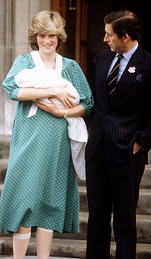 <strong>HISTORISK:</strong> Da prins William kom til verden for 36 år siden viste Diana og Charles stolt frem sitt første barn. Foto: NTB Scanpix <strong>HISTORISK:</strong> Da prins William kom til verden for 36 år siden viste Diana og Charles stolt frem sitt første barn. Foto: NTB Scanpix