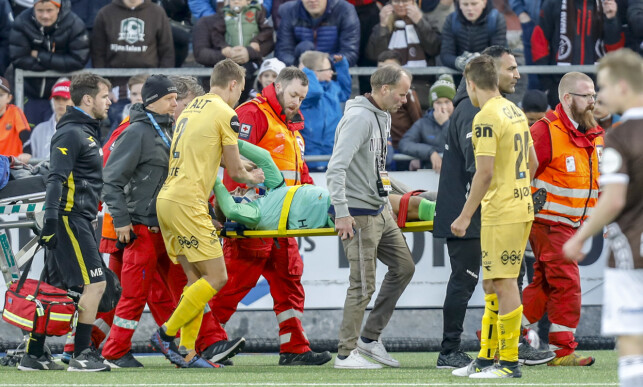 TI MANN: På stillingen 3-4 måtte Glimt-keeper Ricardo Friedrich ut på båre, og dermed måtte nordlendingene plassere en utespiller i mål og spille med ti mann. Foto: Tore Meek / NTB scanpix TI MANN: På stillingen 3-4 måtte Glimt-keeper Ricardo Friedrich ut på båre, og dermed måtte nordlendingene plassere en utespiller i mål og spille med ti mann. Foto: Tore Meek / NTB scanpix