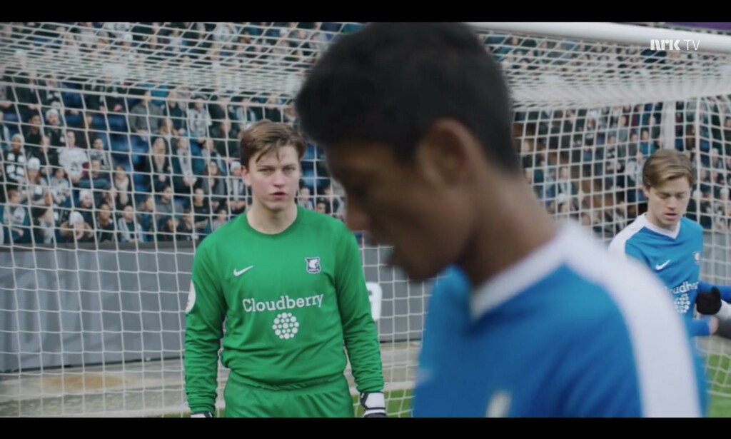 MEN ALLE VET JO AT STAR WARS EP IX HAR PREMIERE 20. DESEMBER SKAL VI LIKSOM ANTA AT DENNE CUPFINALEN ER RETT FØR JUL HVORDAN KAN JEG TRO PÅ HANDLINGEN HER NÅR SERIEN IKKE FORHOLDER SEG TIL NOEN SOM HELST AV MINE PERSONLIGE KJEPPHESTER AAAAAAAARGH. Foto: NRK MEN ALLE VET JO AT STAR WARS EP IX HAR PREMIERE 20. DESEMBER SKAL VI LIKSOM ANTA AT DENNE CUPFINALEN ER RETT FØR JUL HVORDAN KAN JEG TRO PÅ HANDLINGEN HER NÅR SERIEN IKKE FORHOLDER SEG TIL NOEN SOM HELST AV MINE PERSONLIGE KJEPPHESTER AAAAAAAARGH. Foto: NRK