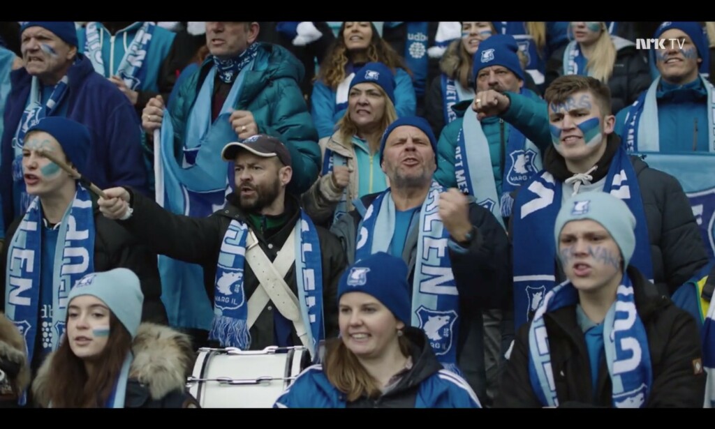 –Ok gutta, da kjører vi tre runder med «Alle er like flinke» før vi går rett over på «det viktigste er å delta,» og til slutt roper vi drithøyt «fotball er bare et spill, ok?». Men ikke for høyt. Tenk på naboene. Foto: NRK –Ok gutta, da kjører vi tre runder med «Alle er like flinke» før vi går rett over på «det viktigste er å delta,» og til slutt roper vi drithøyt «fotball er bare et spill, ok?». Men ikke for høyt. Tenk på naboene. Foto: NRK