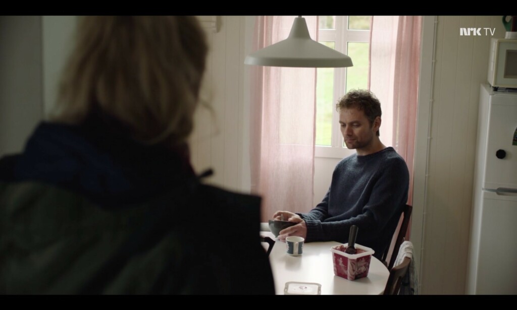 «Nei, det passer ikke. Jeg var faktisk midt i tredje sesong av Gilmore Girls, hvis du ikke visste det. Lorelai og Christopher har slått opp.» Foto: NRK «Nei, det passer ikke. Jeg var faktisk midt i tredje sesong av Gilmore Girls, hvis du ikke visste det. Lorelai og Christopher har slått opp.» Foto: NRK