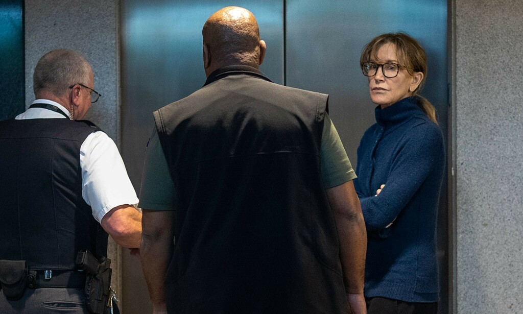 LØSLATT: Felicity Huffman ble løslatt etter å ha betalt en kausjon på omtrent to millioner kroner. Nå sier hun seg skyldig i siktelsen. Foto: NTB Scanpix LØSLATT: Felicity Huffman ble løslatt etter å ha betalt en kausjon på omtrent to millioner kroner. Nå sier hun seg skyldig i siktelsen. Foto: NTB Scanpix