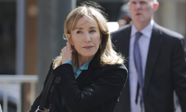 SA SEG SKYLDIG: Felicity Huffman møtte i retten i Boston forrige uke. Mandag sa hun seg skyldig i universitetsskandalen. Foto: NTB Scanpix SA SEG SKYLDIG: Felicity Huffman møtte i retten i Boston forrige uke. Mandag sa hun seg skyldig i universitetsskandalen. Foto: NTB Scanpix