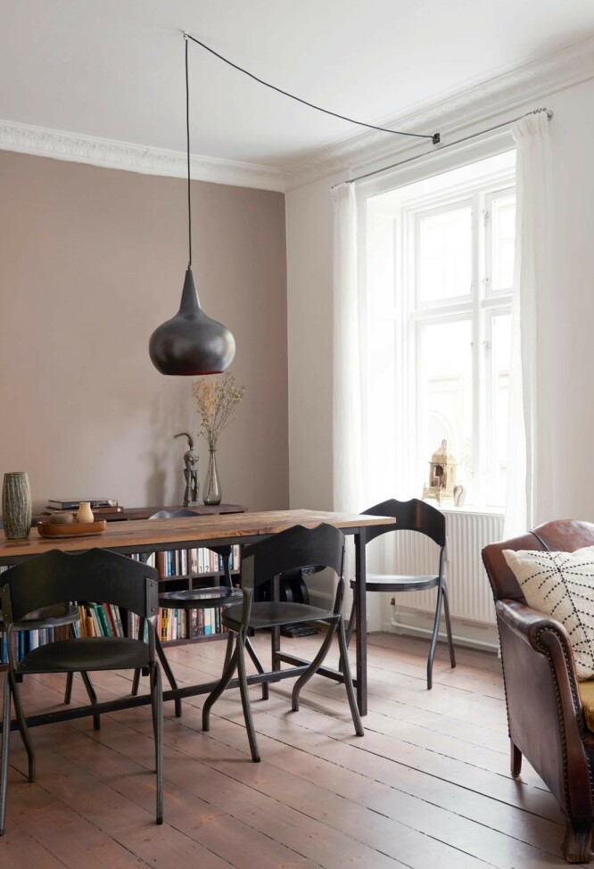 Spisestuebordet er fra Nordal, og stolene har hun kjøpt brukt. Pernille har selv malt dem for at de skal passe inn med resten av møblene hennes. Spisestuebordet er fra Nordal, og stolene har hun kjøpt brukt. Pernille har selv malt dem for at de skal passe inn med resten av møblene hennes.