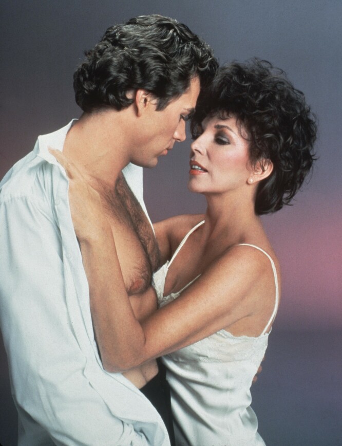 PAR I HJERTER: Jon-Erik Hexum og Joan Collins fra «Dynastiet» var ofte foran kamera sammen. Her fra TV-serien «Making Of A Male Model» i 1983. FOTO: NTB Scanpix PAR I HJERTER: Jon-Erik Hexum og Joan Collins fra «Dynastiet» var ofte foran kamera sammen. Her fra TV-serien «Making Of A Male Model» i 1983. FOTO: NTB Scanpix