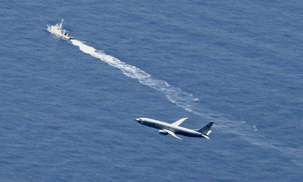 LETEAKSJON: Japansk kystvakt og et amerikansk fly søker etter vrakrestene. Redningsmannskaper har nå funnet vrakrester som tilhører flyet, sa en talsperson i militæret til nyhetsbyrået Reuters. Foto: Kyodo News/Reuters/NTB Scanpix LETEAKSJON: Japansk kystvakt og et amerikansk fly søker etter vrakrestene. Redningsmannskaper har nå funnet vrakrester som tilhører flyet, sa en talsperson i militæret til nyhetsbyrået Reuters. Foto: Kyodo News/Reuters/NTB Scanpix