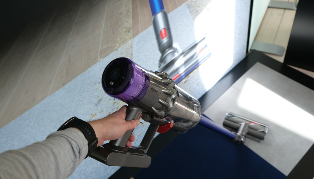 Dyson V11 er litt tyngre enn forgjengeren, men det spørs om du vil merke noe i praksis. Dyson V11 er litt tyngre enn forgjengeren, men det spørs om du vil merke noe i praksis.