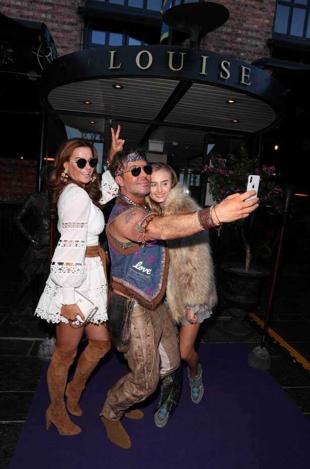 COACHELLA-FEST: Charlotte Spetalen og dattera tar selfie med Jan Thomas. Foto: Andreas Fadum COACHELLA-FEST: Charlotte Spetalen og dattera tar selfie med Jan Thomas. Foto: Andreas Fadum