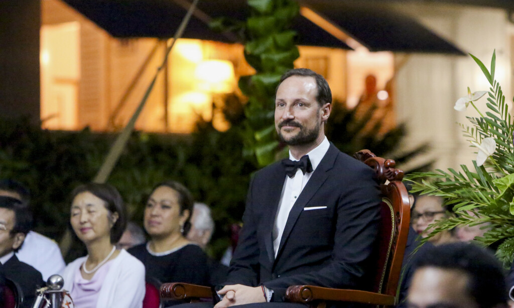 RUNDTUR: Kronprins Haakon blir underholdt av tradisjonell dans i forkant av en offentlig middag sammen med kong Tupou VI og dronning Nanasipau'u.
Foto: Karen Setten / NTB scanpix RUNDTUR: Kronprins Haakon blir underholdt av tradisjonell dans i forkant av en offentlig middag sammen med kong Tupou VI og dronning Nanasipau'u.
Foto: Karen Setten / NTB scanpix