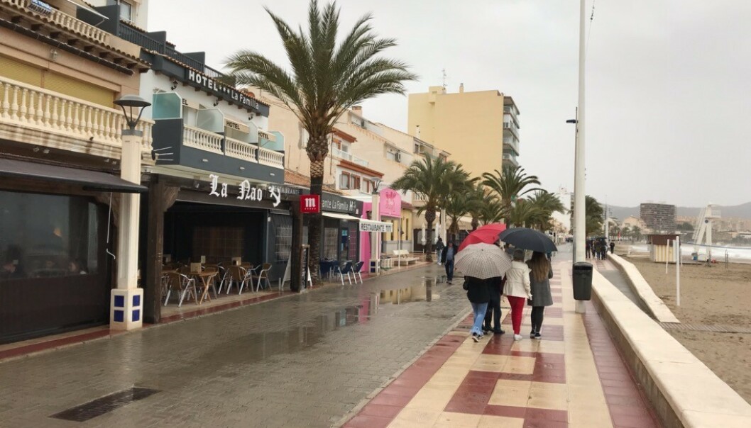 PARAPLYFØRING: På El Campello litt nord for Alicante var strandpromenaden Langfredag langt mindre folksom. Foto: Svend Aage Madsen PARAPLYFØRING: På El Campello litt nord for Alicante var strandpromenaden Langfredag langt mindre folksom. Foto: Svend Aage Madsen