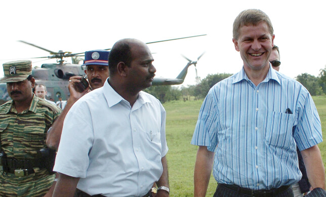 25. JANUAR 2006: Fredsmekler Erik Solheim møter en av lederne for fredssekretariatet til LTTE (Liberation Tigers of Tamils), S. Puleedevan , i Kilinochchi i Sri Lanka. Arkivfoto: Lakruwan Wannarachchi, AFP/NTB Scanpix. 25. JANUAR 2006: Fredsmekler Erik Solheim møter en av lederne for fredssekretariatet til LTTE (Liberation Tigers of Tamils), S. Puleedevan , i Kilinochchi i Sri Lanka. Arkivfoto: Lakruwan Wannarachchi, AFP/NTB Scanpix.