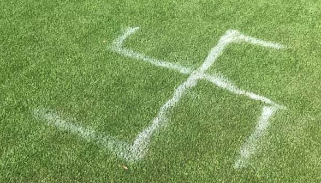 Sprayet tre hakekors på fotballbane: - Dramatisk Sprayet tre hakekors på fotballbane: - Dramatisk