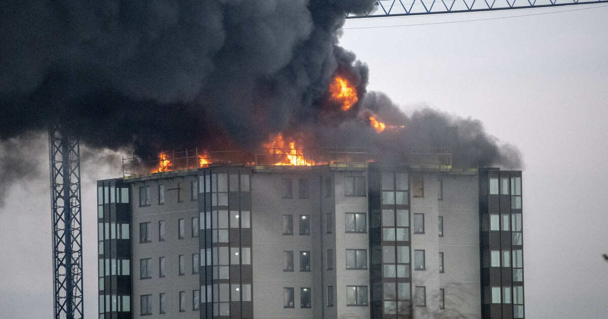 Kraftig brann i høyhus i Sverige