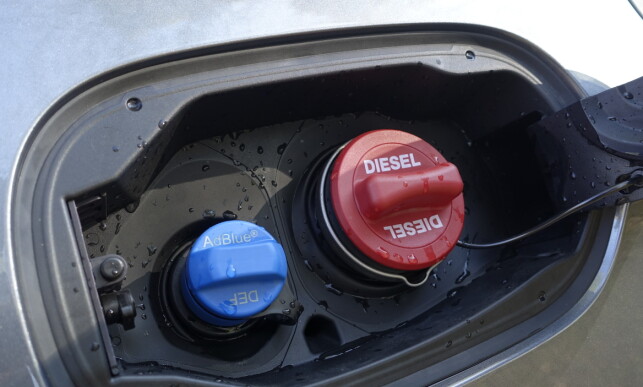 DIESEL: Mercedes vil at vi skal begynne å fylle diesel igjen. Med denne løsningen gjør du det forhåpentligvis sjelden, for vår testbil har i tillegg stor drivstofftank. Foto: Rune M. Nesheim DIESEL: Mercedes vil at vi skal begynne å fylle diesel igjen. Med denne løsningen gjør du det forhåpentligvis sjelden, for vår testbil har i tillegg stor drivstofftank. Foto: Rune M. Nesheim