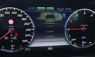 <strong>VALGETS KVAL:</strong> Bilen starter alltid i hybrid-modus, men du kan tvinge den til å kjøre helelektrisk, spare på strømmen eller lade batteriet også. Foto: Rune M. Nesheim <strong>VALGETS KVAL:</strong> Bilen starter alltid i hybrid-modus, men du kan tvinge den til å kjøre helelektrisk, spare på strømmen eller lade batteriet også. Foto: Rune M. Nesheim