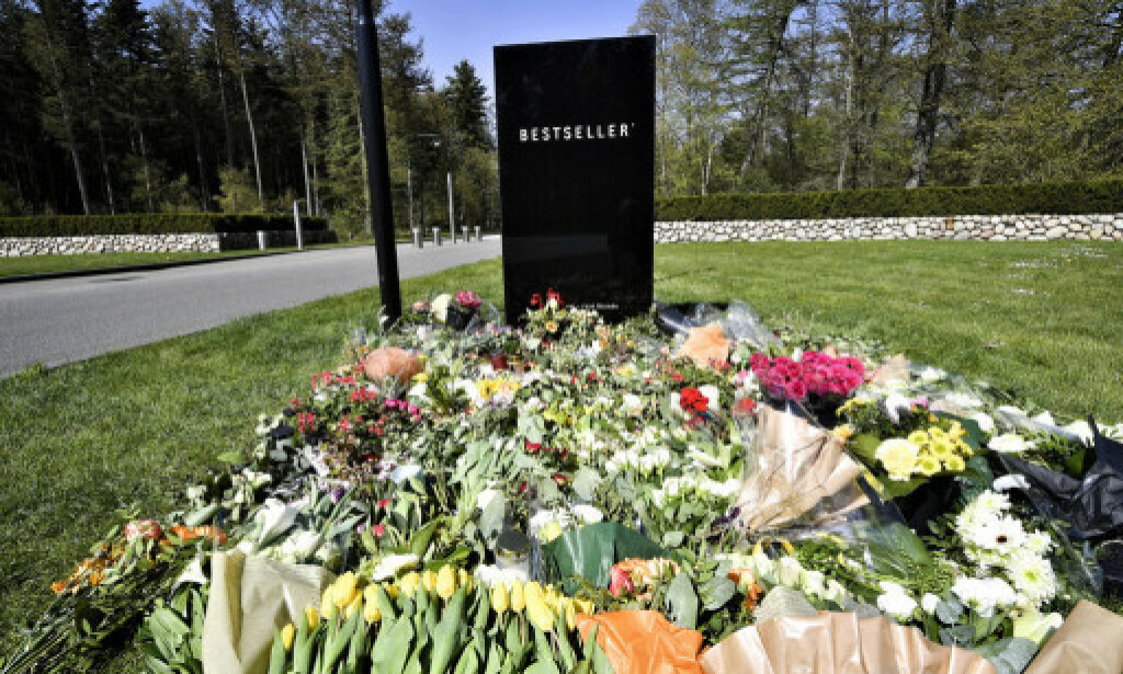 BLOMSTERHAV: Folk legger ned blomster for å vise sin respekt. Foto: Ernst Van Norde / Ekstra Bladet BLOMSTERHAV: Folk legger ned blomster for å vise sin respekt. Foto: Ernst Van Norde / Ekstra Bladet