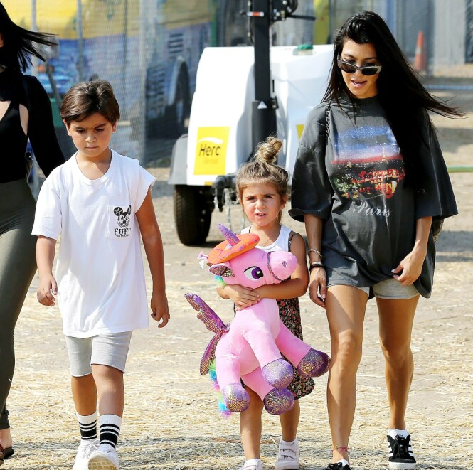 <strong>VAR ALLERGISK:</strong> Kris Jenner fikk en telefon om at barnebarnet Mason ble fraktet til sykehuset etter å ha spist peanøttsmør. Her er Mason avbildet sammen med lillesøster Penelope og moren Kourtney Kardashian. Foto: NTB scanpix <strong>VAR ALLERGISK:</strong> Kris Jenner fikk en telefon om at barnebarnet Mason ble fraktet til sykehuset etter å ha spist peanøttsmør. Her er Mason avbildet sammen med lillesøster Penelope og moren Kourtney Kardashian. Foto: NTB scanpix