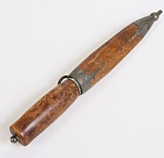 <strong>FIN BRUKSKNIV:</strong>
Tollekniv med
bjørkeskaft og bjørkeslire. Metall oppe og
nede på slira (cirkaa. kr 1200). Foto: Jan Larsen <strong>FIN BRUKSKNIV:</strong>
Tollekniv med
bjørkeskaft og bjørkeslire. Metall oppe og
nede på slira (cirkaa. kr 1200). Foto: Jan Larsen