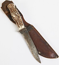 <strong>SPESIELL:</strong> Kniv med
beinskaft, med
utskårne reinsdyrmotiv og lærslire.
Her følger også
med korketrekker
i skaftet (cirka.
kr 400). Foto: Jan Larsen <strong>SPESIELL:</strong> Kniv med
beinskaft, med
utskårne reinsdyrmotiv og lærslire.
Her følger også
med korketrekker
i skaftet (cirka.
kr 400). Foto: Jan Larsen