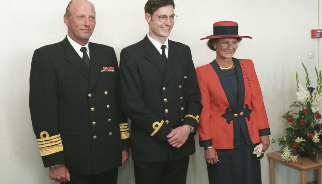 <strong>STOLT:</strong> Kronprins Haakon, her fotografert da han mottok sine eksamenspapirer fra Sjøkrigsskolen i 1995, sier at barna hans skal få bestemme selv om de ønsker seg en karriere i Forsvaret. Foto: NTB scanpix <strong>STOLT:</strong> Kronprins Haakon, her fotografert da han mottok sine eksamenspapirer fra Sjøkrigsskolen i 1995, sier at barna hans skal få bestemme selv om de ønsker seg en karriere i Forsvaret. Foto: NTB scanpix