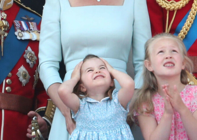 GRIMASER: Prinsesse Charlotte jublet og skar grimaser mens hun så på det som foregikk i skyene. Foto: NTB Scanpix GRIMASER: Prinsesse Charlotte jublet og skar grimaser mens hun så på det som foregikk i skyene. Foto: NTB Scanpix