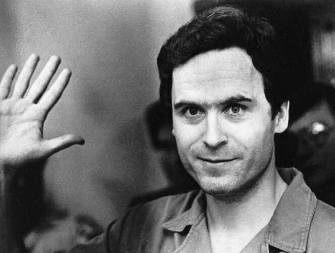 THEODORE BUNDY: Theodore Bundy vinker til pressen etter en av de første rettssakene i 1978. FOTO: NTB Scanpix THEODORE BUNDY: Theodore Bundy vinker til pressen etter en av de første rettssakene i 1978. FOTO: NTB Scanpix