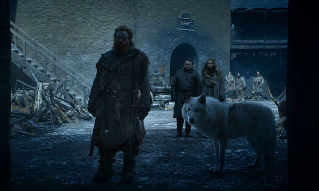 FARVEL TIL GJENGEN: Tormund, Sam, Gilly og Ghost ble igjen i nord, mens Jon dro sørover. Foto: HBO NORDIC FARVEL TIL GJENGEN: Tormund, Sam, Gilly og Ghost ble igjen i nord, mens Jon dro sørover. Foto: HBO NORDIC