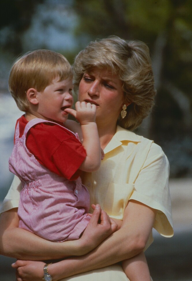 ALDRI GLEMT: For prins Harry har det vært viktig å hedre mor i livets store begivenheter. Prinsesse Diana gikk bort i 1997. Foto: NTB Scanpix ALDRI GLEMT: For prins Harry har det vært viktig å hedre mor i livets store begivenheter. Prinsesse Diana gikk bort i 1997. Foto: NTB Scanpix